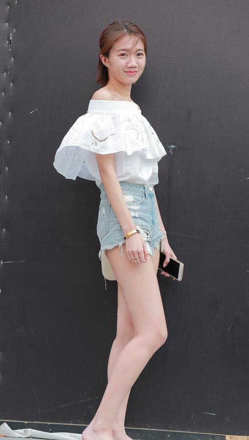 清纯小姐姐穿牛仔热裤裹出丰腴饱满的臀线，一双美腿太撩人