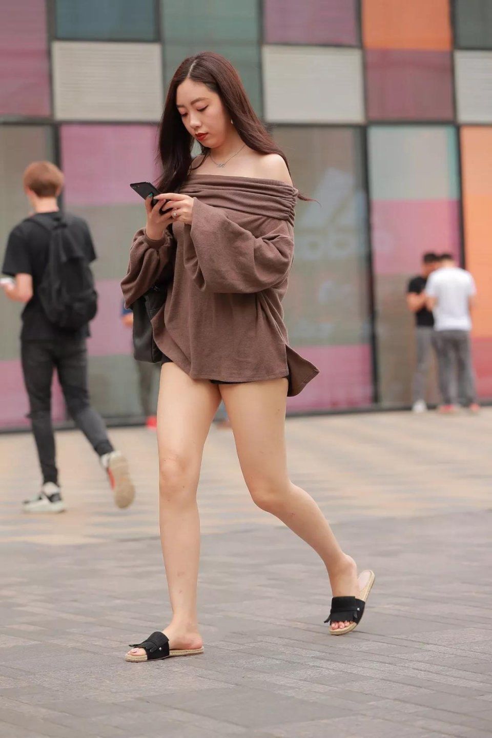 街拍美女：身板真好，长发俏丽姐！