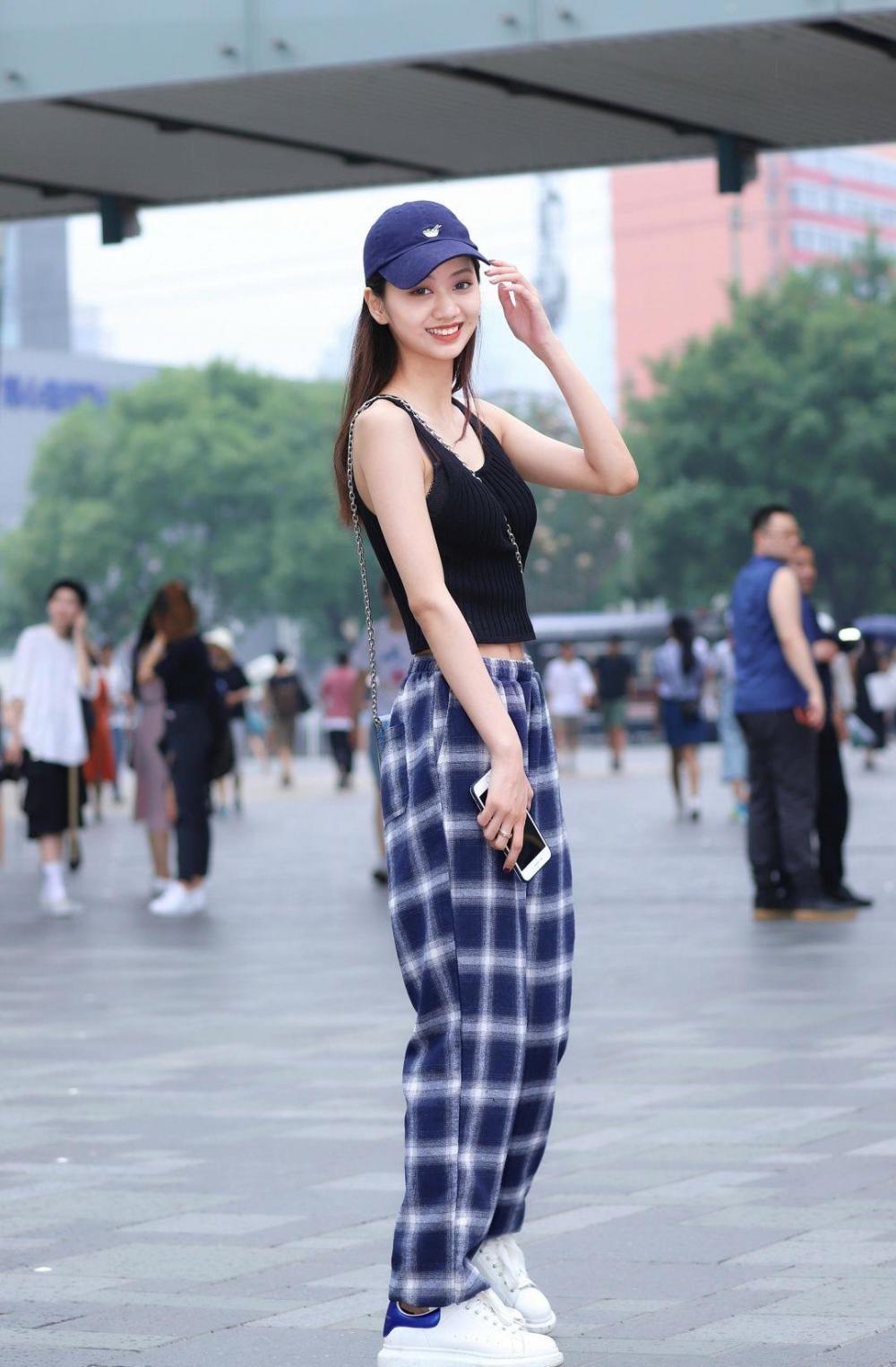 街拍：长腿细腰身姿阿娜的小姐姐，穿着时尚身形玲珑魅力十足！