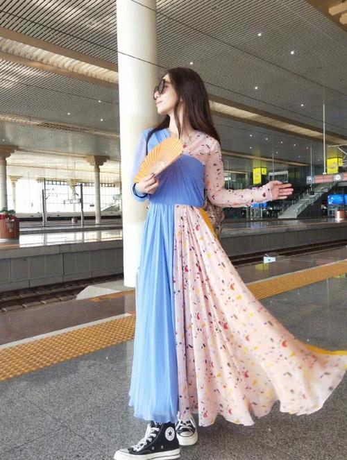 歌神田馥甄穿着这么6,三件连衣裙穿身上,像剪衣杂货铺的老板娘