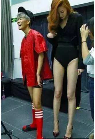 时尚街拍：20岁女子腿长一米二, 出门不敢穿裙子