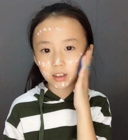 小女孩在家里自己化妆，妆后穿上婚纱，新娘看到后都表示自愧不如