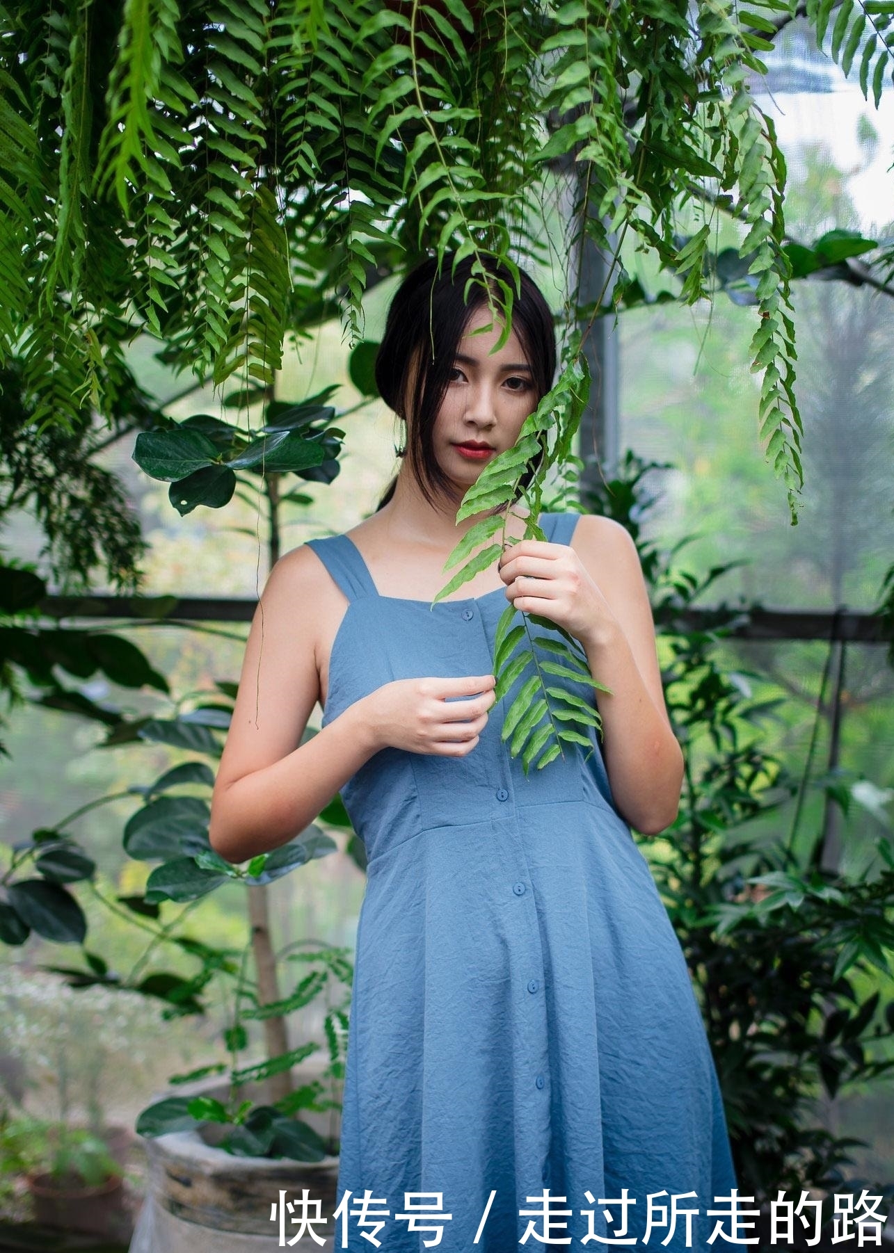  『写真』青春美少女蓝色吊带连衣裙时尚生活写真