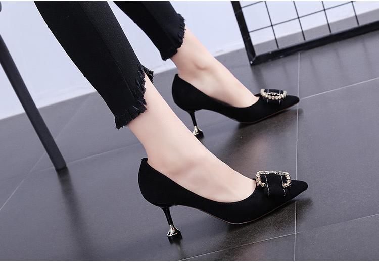 具有古韵味而又不失性感的尖头细跟高跟鞋