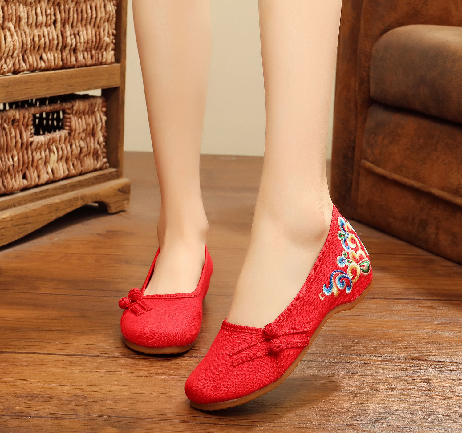 这时候穿高跟?不是让人牙都笑掉了?看看这款式的单鞋真的超级赞