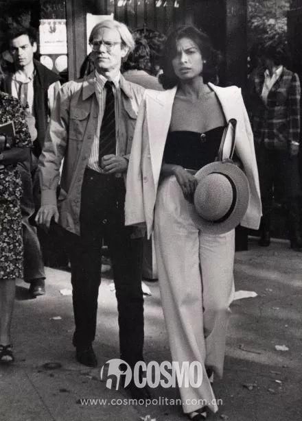 时髦办｜这位法国造型师穿衬衫结婚了，让我想起了赫本的头巾