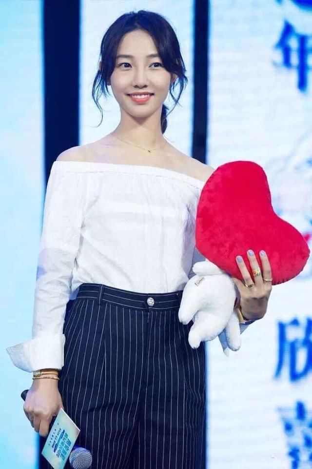 如今的白百何颜值简直跌倒谷底，素颜简直有老了10岁的即视感！