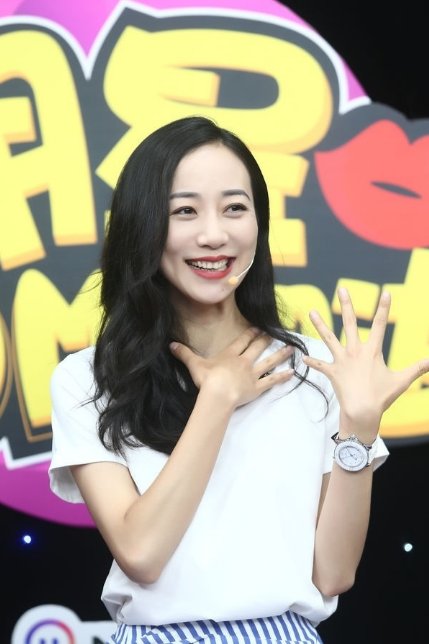 韩雪白皮肤撩发甜笑 女神范十足