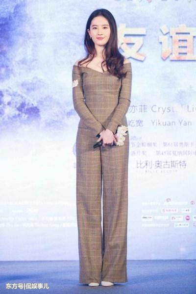 刘亦菲太拼了！为秀好身材不惜暴露大象腿，网友：牛仔裤都撑破了