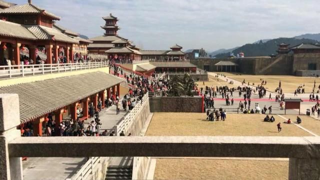 巴铁一家三口来中国旅游，到横店门口愣住了，还是走吧！