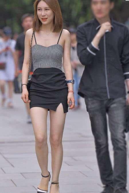 条纹吊带上衣搭配黑色包臀裙，小姐姐的好身材尽显，美腿诱人