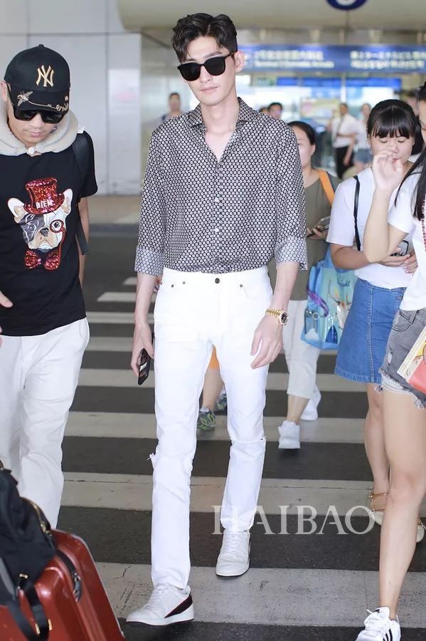 李小璐高调复出靠母女装扮嫩?刘雯一裤两穿太会搭…【海报街拍】