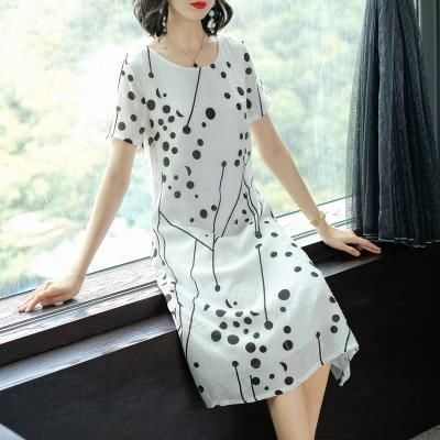 火爆夏季的波点裙，70后阿姨穿上身也毫无违和感，显得人更美