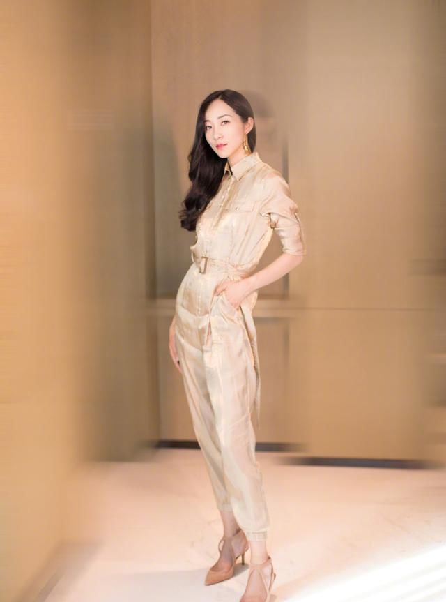 35岁韩雪身穿豆沙色连衣裙亮相，比00后还要美，网友：大妈变女神