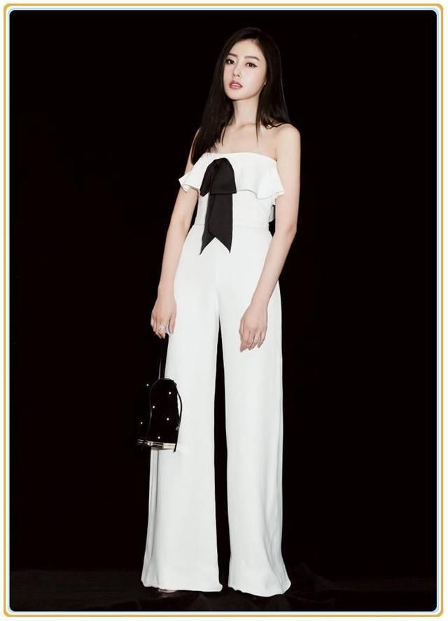 张天爱一袭黑色长裙华丽现身，却被助理紧身T抢镜，网友：尴尬不