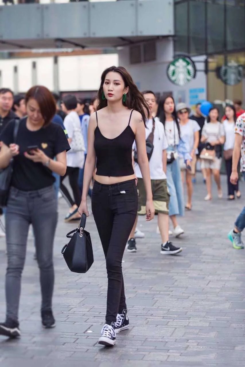 气质小姐姐吊带背心秀身材，小巧的服饰充满不羁的韵味，女神的气