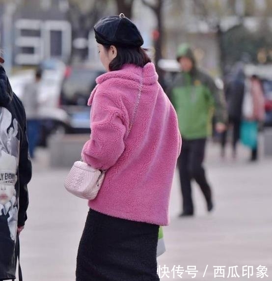  『短袖』街拍瑰姿艳逸的美女，一件黑色短袖配条纹长裤，时尚达人气质