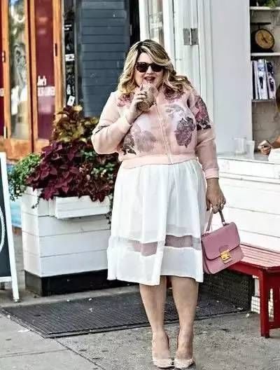 她很胖，但是她却把衣服穿的如此漂亮!