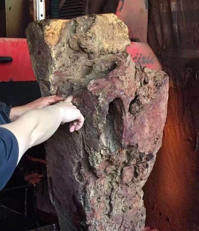 浙江富商从潘家园拉回一大块木头, 一刀切开 满头大汗、如临大敌