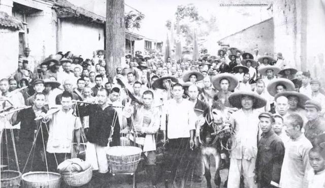 上世纪农村缴纳公粮真实老照片，公粮堆成山，农民肩挑背扛去送粮