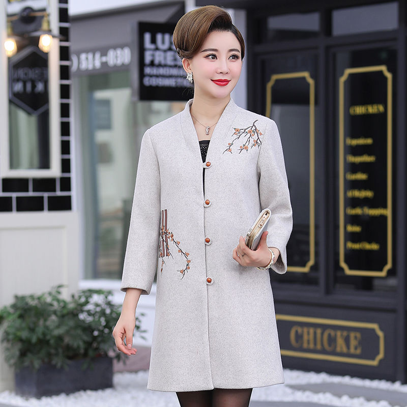 今年流行的薄风衣，一款比一款洋气百搭，50岁妈妈穿上美爆了