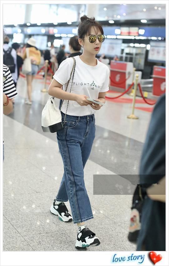 杨紫又胖了?直筒裤硬生生穿成紧身裤，网友:秦俊杰看了怎么想?