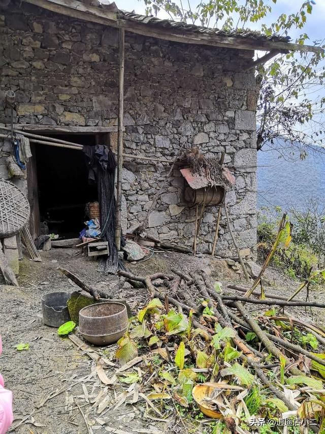 农村大山深处，悬崖边独居8年的老人，很多人不如他！