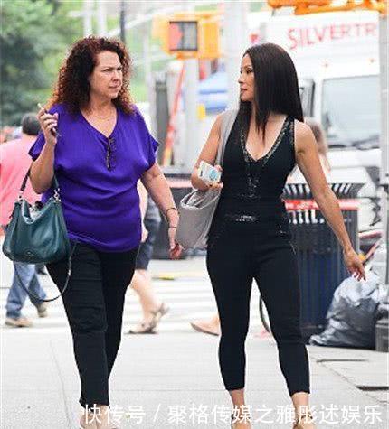 刘玉玲出席活动，穿紧身运动上衣撩发疾走大秀健美身材