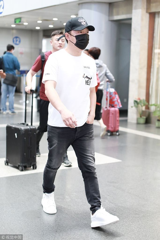 黄渤穿裹身仔裤被拍成一米四“小短腿”  口罩遮面不耽误插兜扮酷