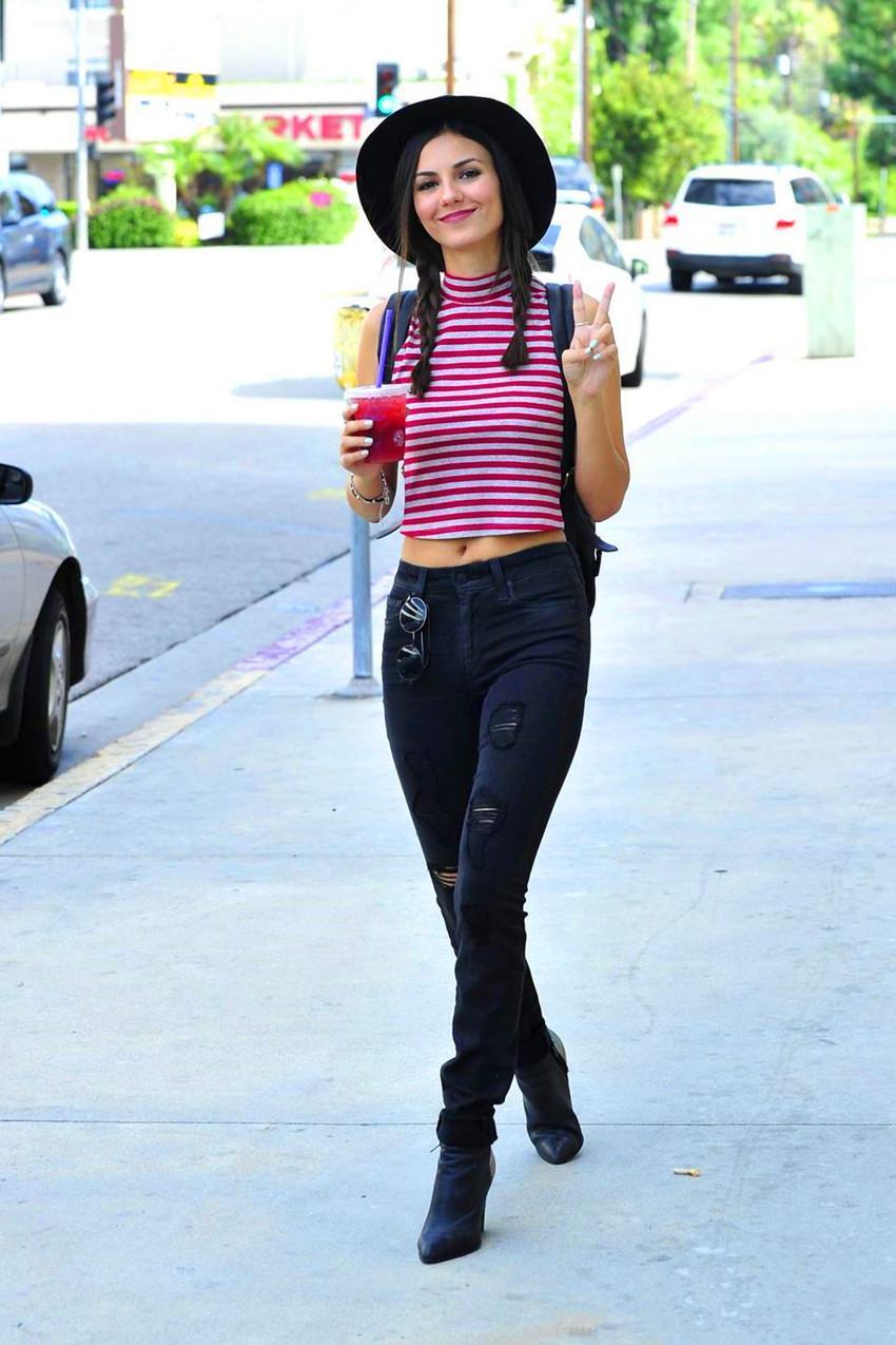 街拍：图2墨镜美女，脚下的塑料鞋抢眼，图4时尚美女，腿型很美