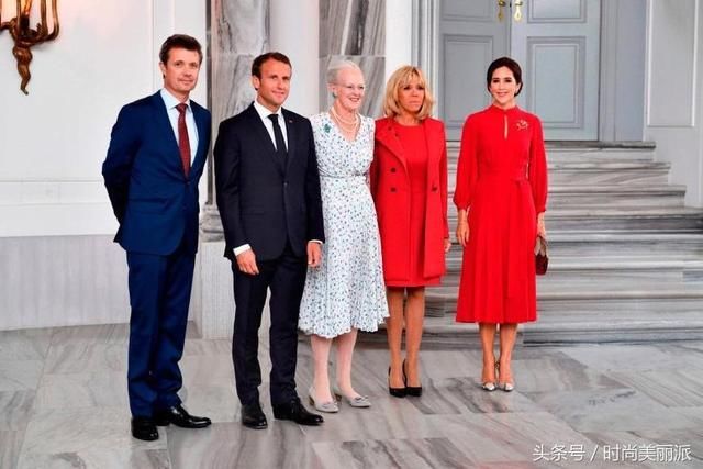 65岁法国第一夫人红衣好惊艳，撞衫68岁马克龙妈妈，气质不相上下