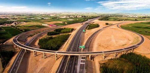  高速■中国最冷清的高速公路，500公里无人区车辆极少，司机都不