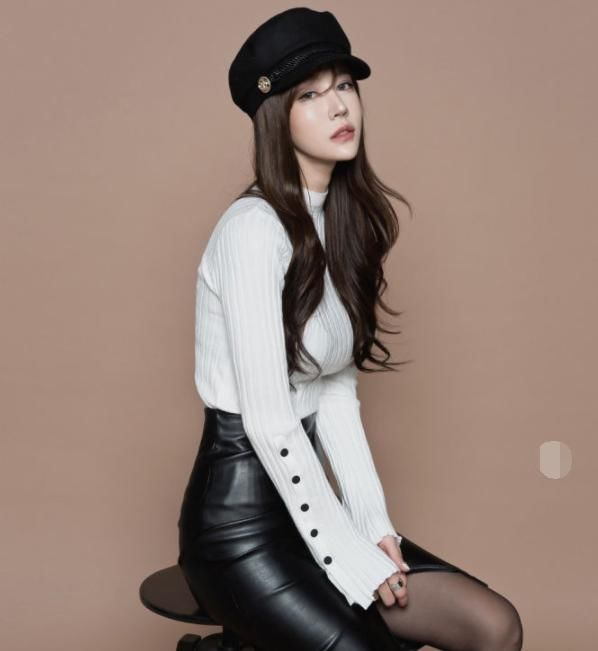 清新甜美的紧身裙美女，散发出女神气场