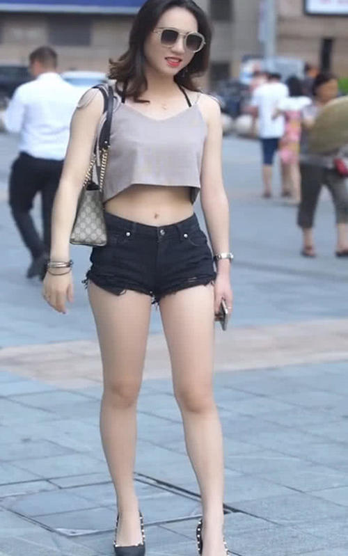 上围丰腴的少妇小蛮腰尽露，风韵犹存的样子别有韵味