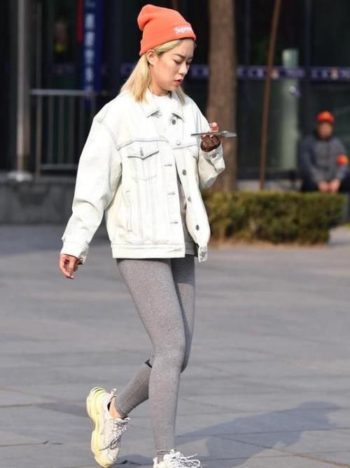  展现出：潮范儿女神来了，街拍：恬静贤淑的美女，一件黑色上衣配黑色短裤，时尚魅力女神范