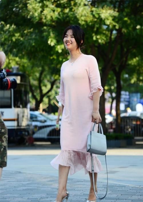  【小姐姐】街拍：小姐姐轻盈时尚的连衣裙，大方又不失美感与优雅