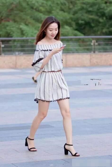 小姐姐身穿白色吊带连衣裙, 仙气十足，笑起来的样子好迷人!