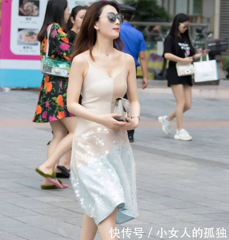 路人街拍前卫时尚的小姐姐，呈现出女神的甜美感！