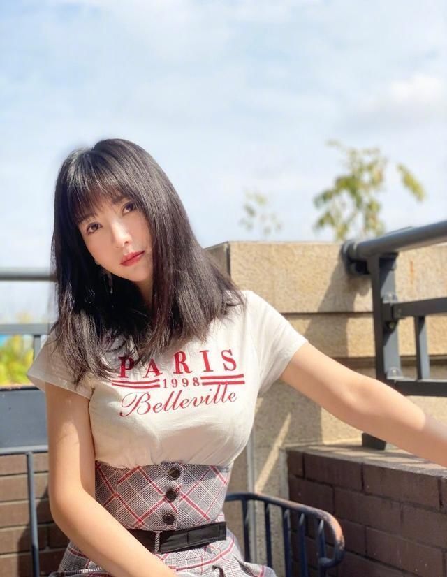 迪丽@黄晓明想发自拍,工作人员不让,迪丽热巴迟迟不发视频被粉丝催更
