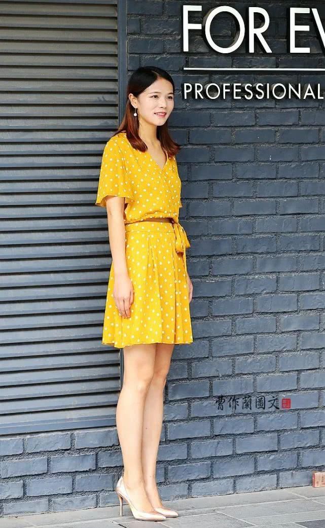 「搭配」街拍：美女同色系搭配更有精致感