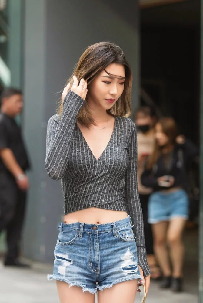 青春甜美的小姐姐，穿着紧身上衣身材凸凹有致