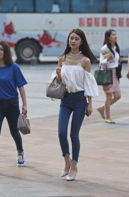 路人街拍，白色吊带搭配紧身牛仔裤的漂亮小姐姐