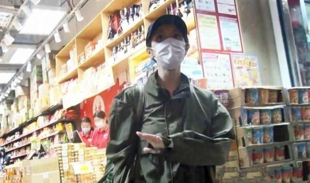  #郑嘉颖#郑嘉颖抱娃带妻去逛街，儿子Rafael萌态十足，发现被跟拍面露不悦