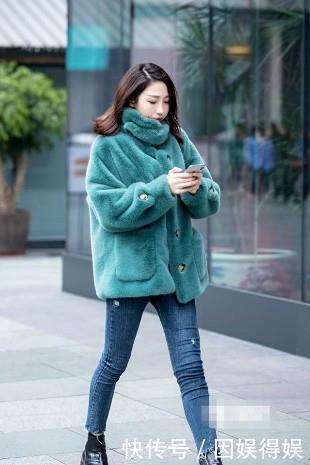 【高跟鞋】路人街拍,T恤搭配高跟鞋,整体来看小姐姐这身打扮还是很美的