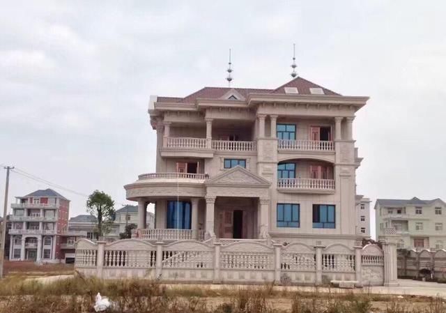 福建农村姑娘回老家过年，看到家家户户建豪华别墅，直言想嫁村里