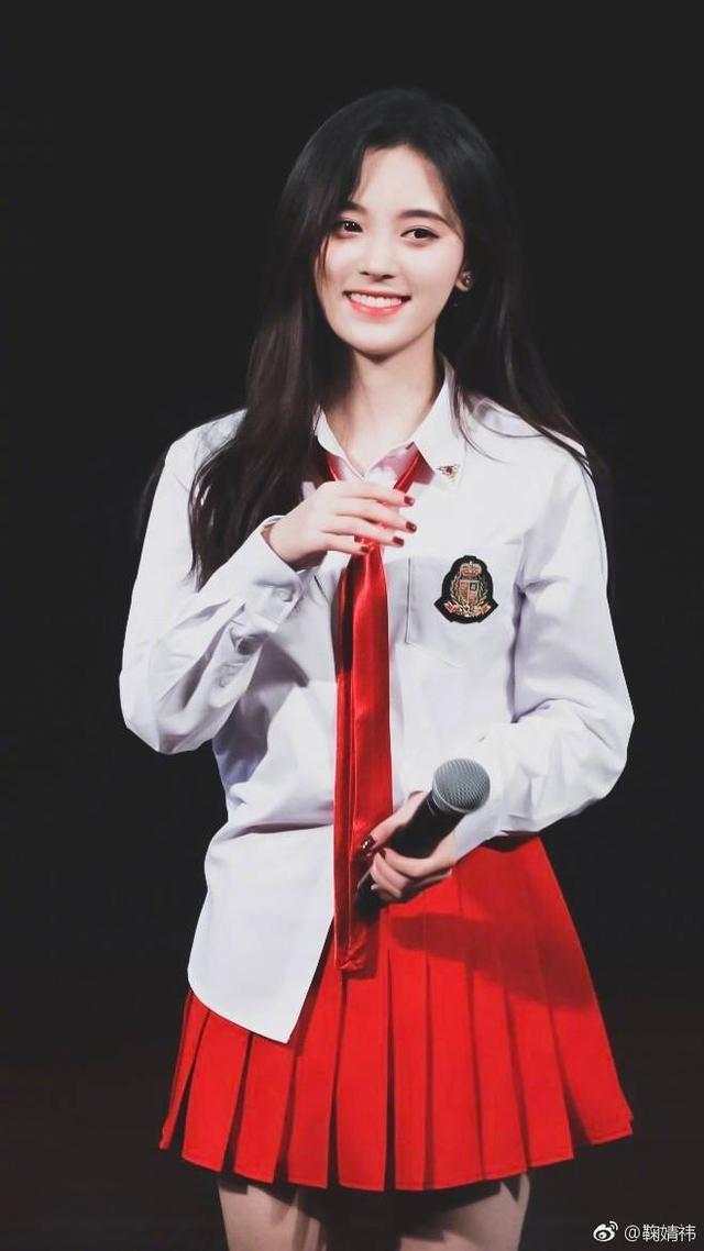 鞠婧祎真厉害! 穿的牛仔短裤好多绳子捆绑 网友: 勒得不疼吗?