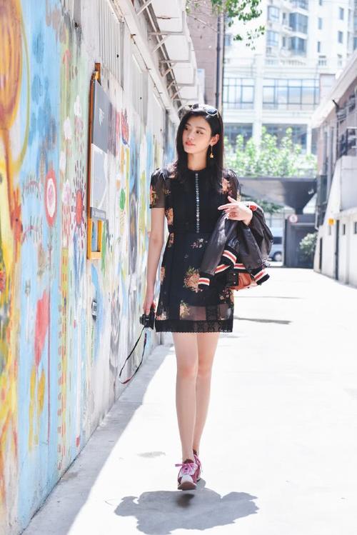 奚梦瑶故意把短裤穿得又紧又短，网友：非逼着人看三角区吗？