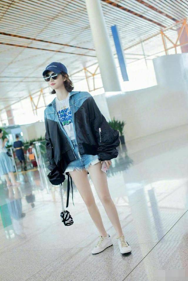 景甜穿衣变保守了?吊带裙搭长裤腿都不秀了,恋爱的女人就是不一