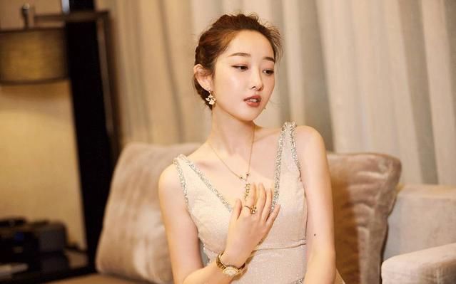 蒋梦婕穿深V连衣裙秀事业线，网友：秀再多也火不起来！