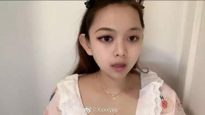 『女生』女生化妆后的迷之自信?简直不敢相信自己的眼睛,这就是整容吧!